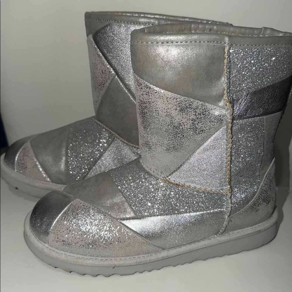 NWOB Girl’s UGG Silver Metallic Patchwork Leather Boots Size 4